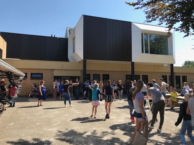 Leerlingen op het plein van de Simon van Hasseltschool.