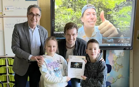 Freek Vonk feliciteert leerlingen Brederoschool