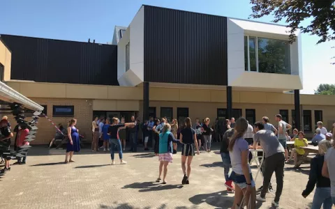 Leerlingen op het plein van de Simon van Hasseltschool.