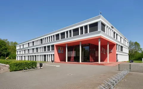 Het gebouw van het Harens Lyceum.