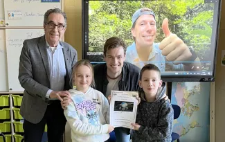 Freek Vonk feliciteert leerlingen Brederoschool