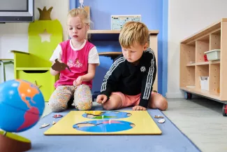 Twee leerlingen werken op de basisschool aan een puzzel.