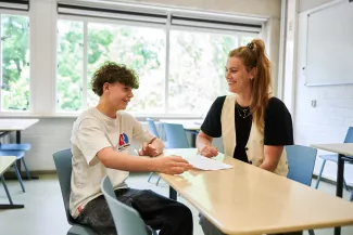 Leerling en docent 1-op-1 in gesprek.