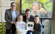 Freek Vonk feliciteert leerlingen Brederoschool
