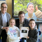 Freek Vonk feliciteert leerlingen Brederoschool